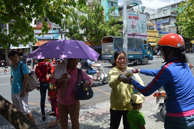 Báo Tiền Phong phát 200 suất cơm miễn phí - ảnh 6